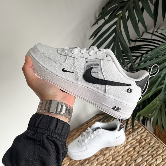 Air Force 1 - Picture 1 of 8